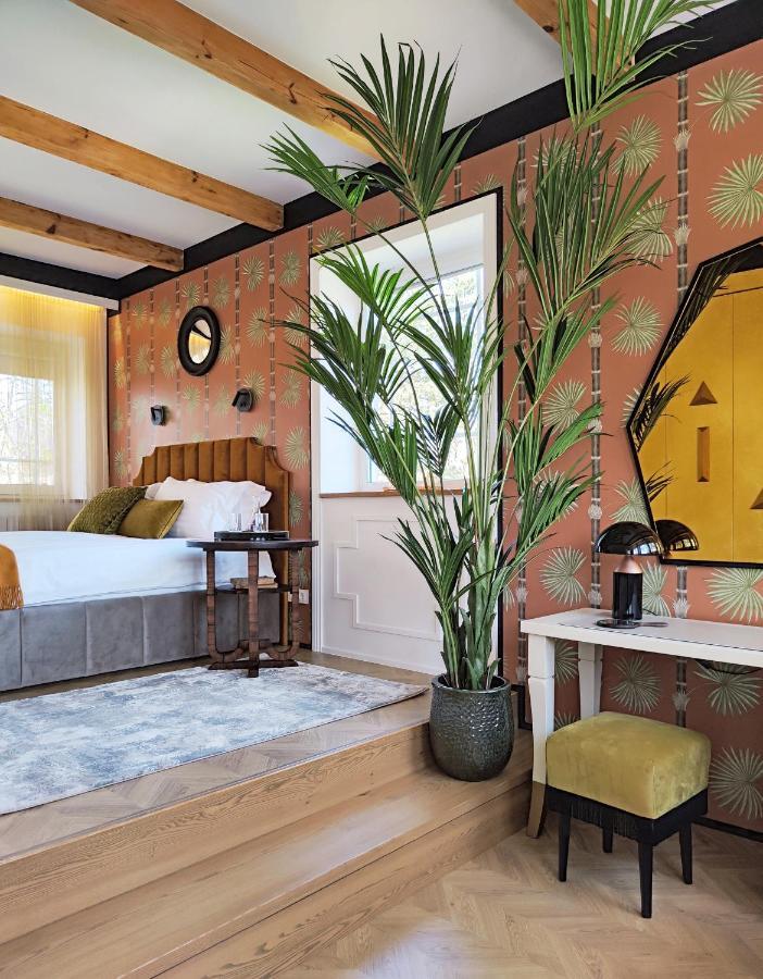 Suite With Private Bathroom At Three Bedroom Interwar Villa Grabyte With Daily Spaces To Share By Pine Forest On The Bank Of The River- 8Min By Car From Old Town Kaunas Ngoại thất bức ảnh